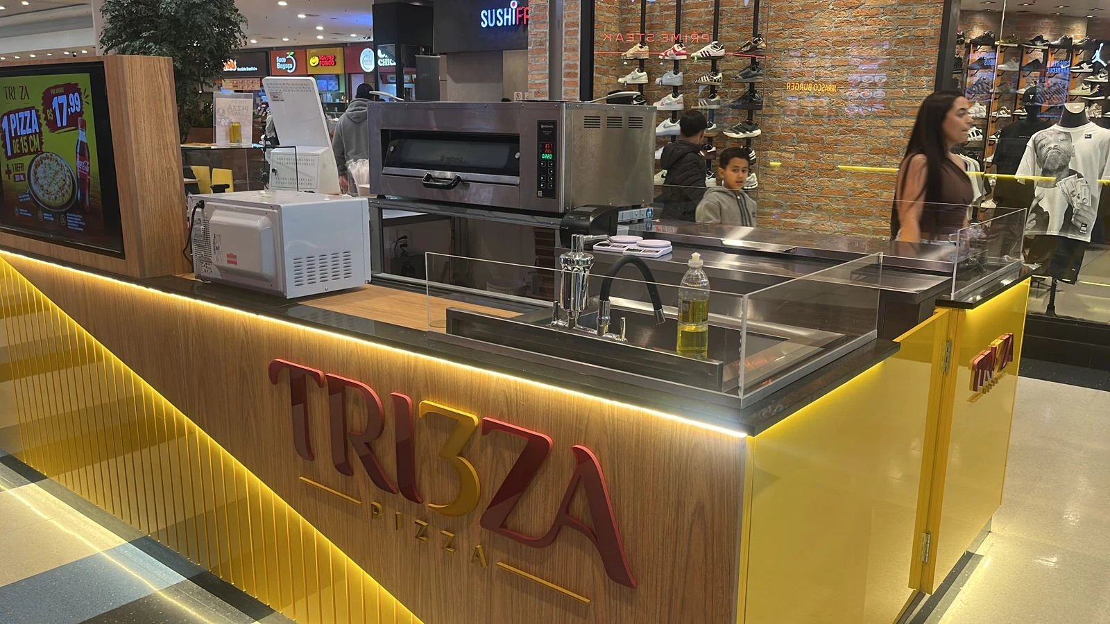 Quiosque real da Tri3za em funcionamento no shopping